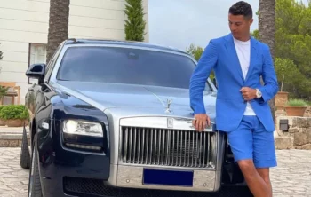 How much money does Cristiano Ronaldo earn per month?
