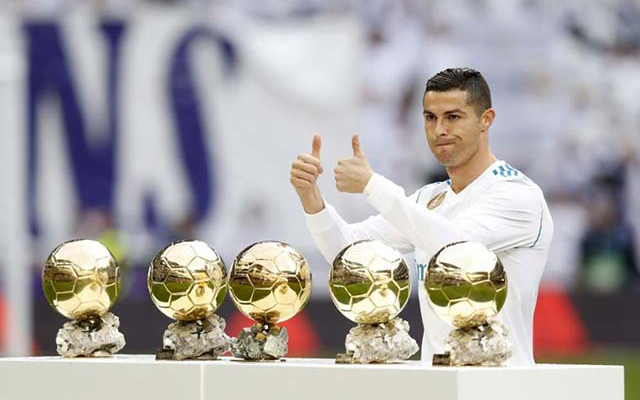 Ronaldo proudly shows off his collection of 5 European golden balls
